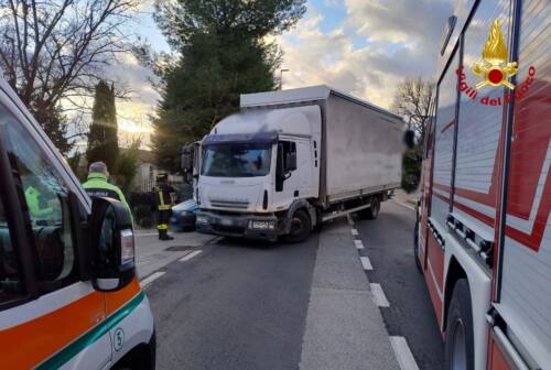 Civitanova Marche, incidente lungo la provinciale: soccorse due donne