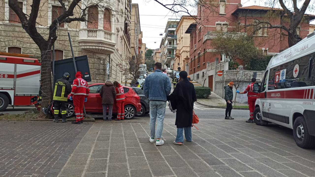 Ancona, paura al viale della Vittoria: scontro tra auto, una finisce distrutta contro un albero