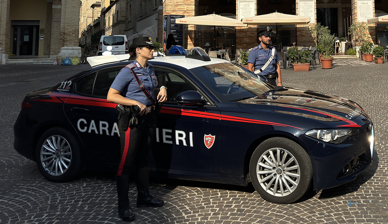 Macerata, ruba generi alimentari e poi spintona i carabinieri per fuggire: denunciato 26enne del Gambia