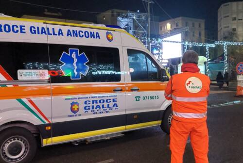 Ancona, chiede di sparare petardi più lontano ma viene picchiato. Lanci di bottiglie in piazza Pertini