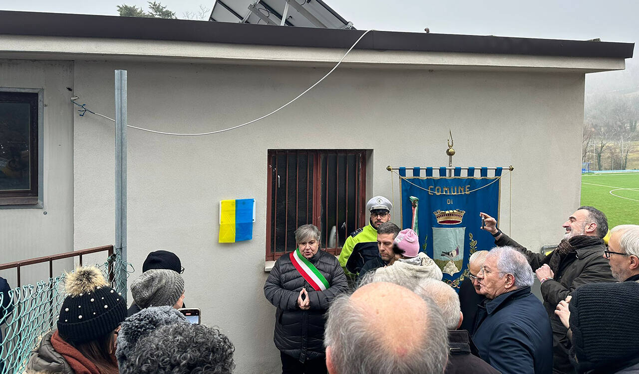 Un momento dell'inaugurazione del rinnovato campo sportivo di Cessapalombo