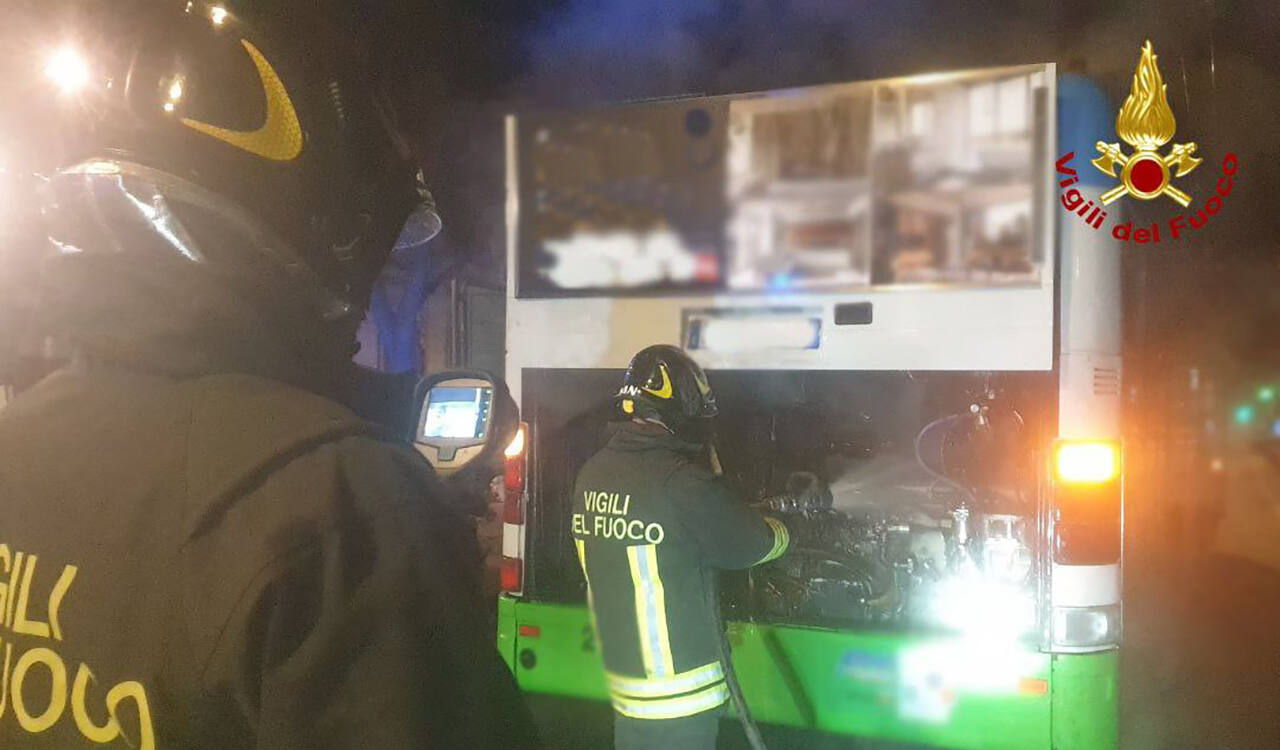 I vigili del fuoco intervengono sul mezzo in viale della Vittoria ad Ancona