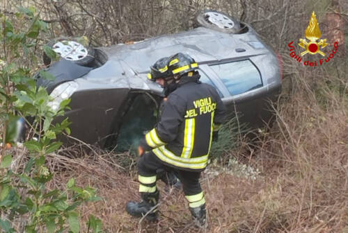 Arcevia, incidente stradale: l’auto si ribalta e finisce nella scarpata