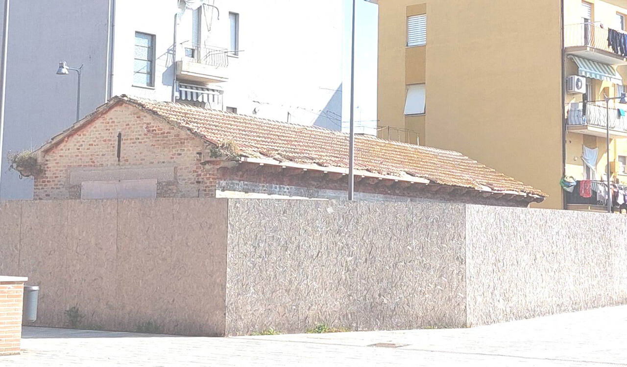 Il vecchio magazzino di piazza Martiri delle Foibe, a Castelferretti che diventerà una co-housing per persone con disabilità (Foto: Comune di Falconara)