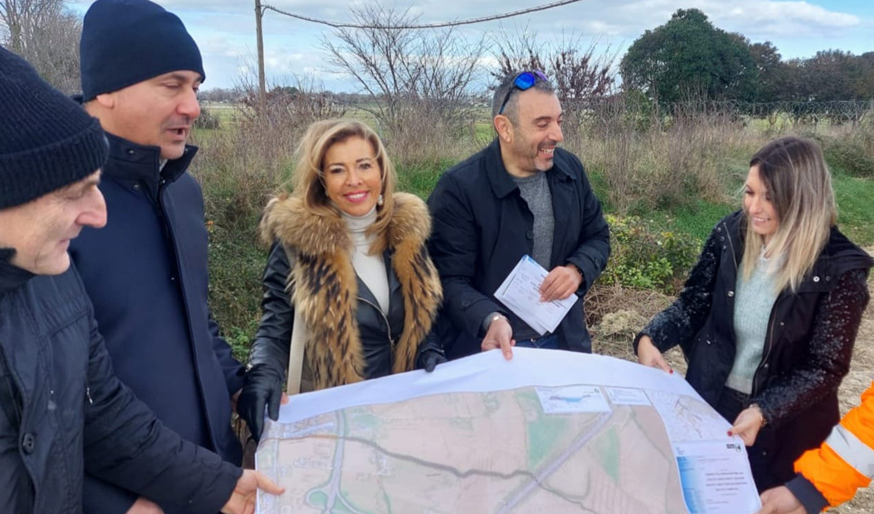 Sopralluogo lungo l’argine del canale della Liscia a Falconara (Foto: Comune di Falconara)