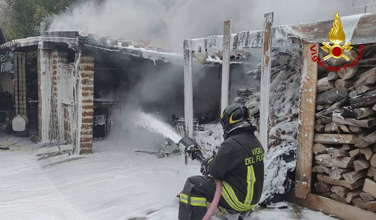 I vigili del fuoco intervengono per spegnere l’incendio che ha coinvolto un forno a legna ed una legnaia nell'Ascolano