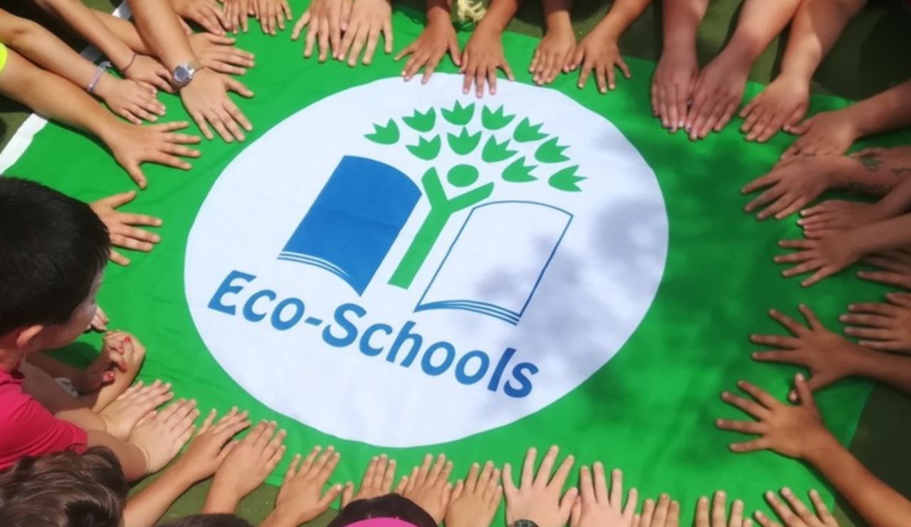 La bandiera verde che la Fee (la fondazione per l'educazione ambientale) conferisce ogni anno nell'ambito del programma Eco-Schools