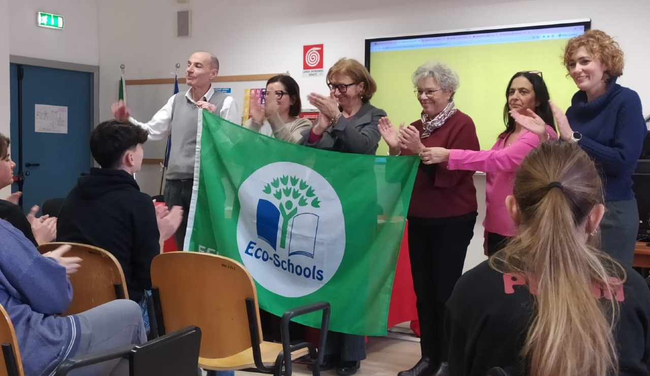 La bandiera Eco-School assegnata dalla FEE all'istituto Corinaldesi Padovano di Senigallia