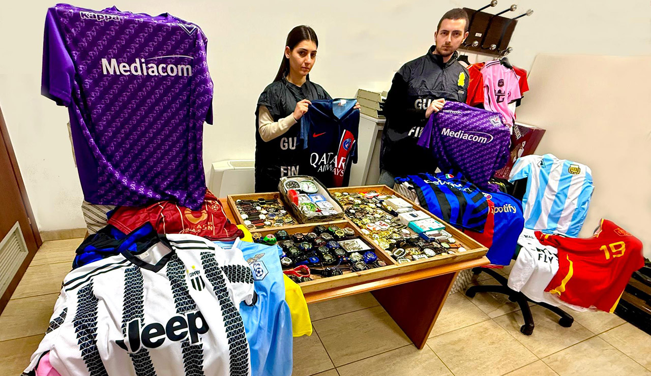 Macerata, 60 maglie da calcio contraffatte e oltre 25mila prodotti a rischio per la salute: maxi sequestro della Finanza