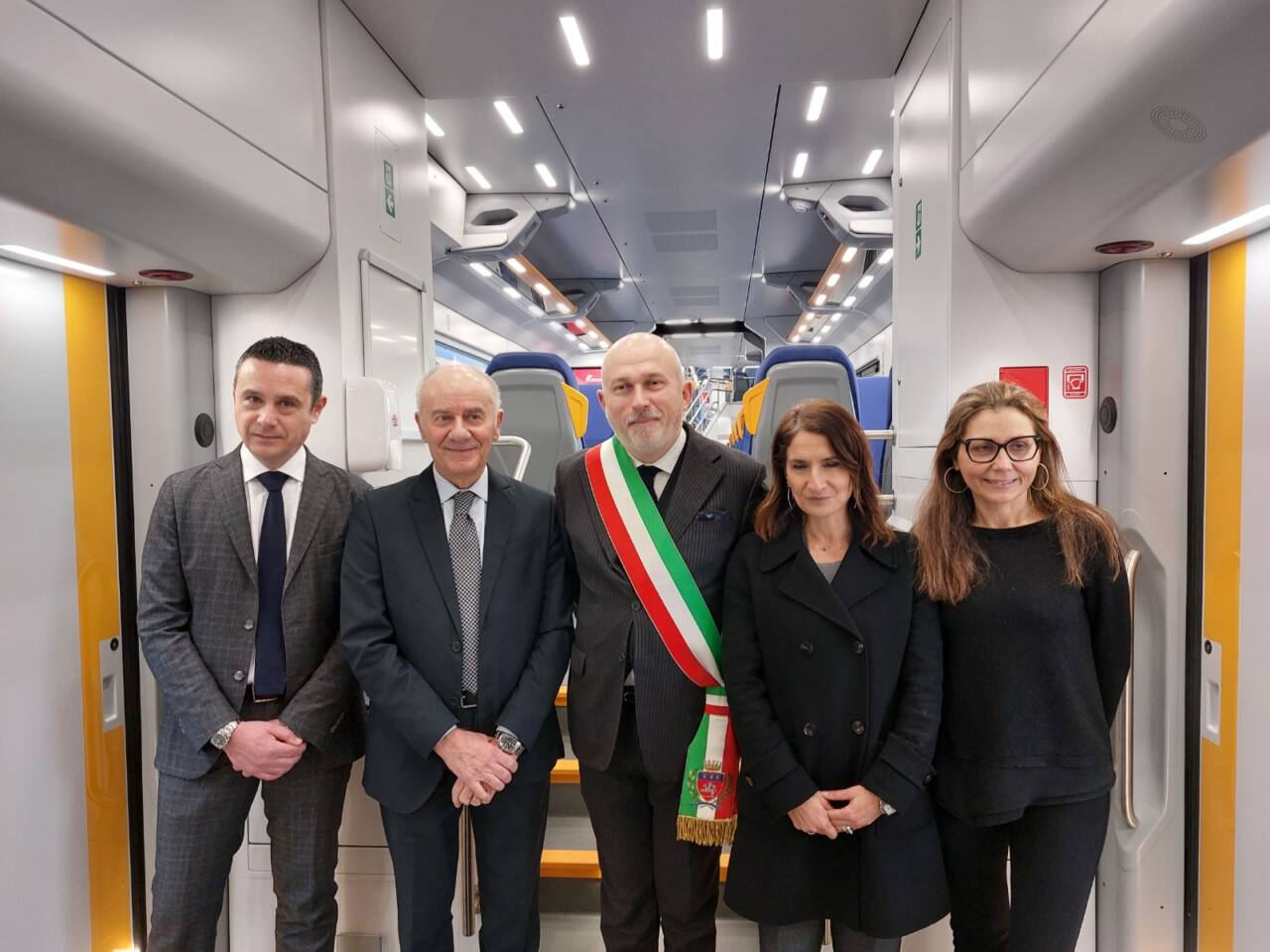 Ancona, taglio del nastro per il nuovo treno multipiano elettrico in viaggio nelle Marche