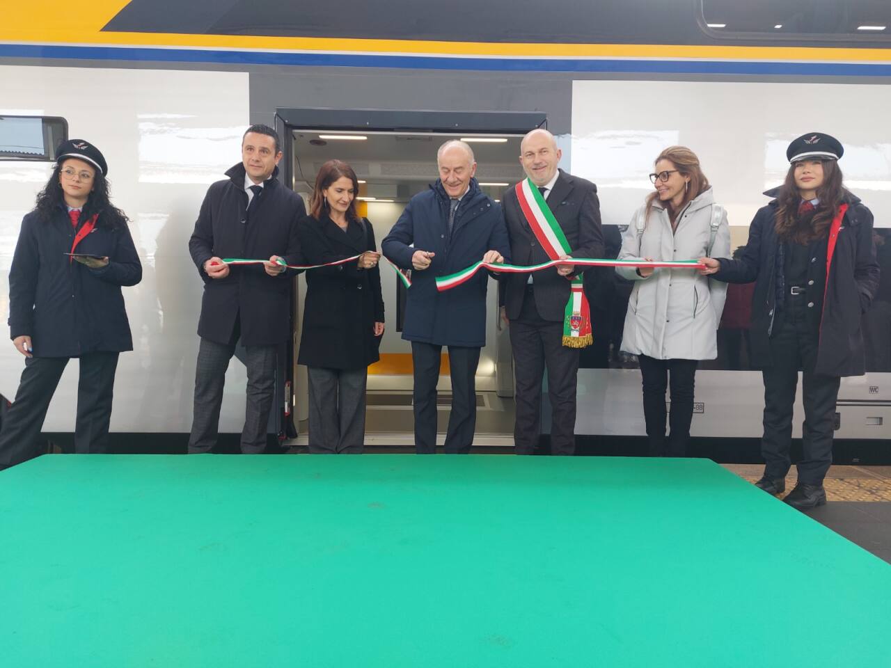 Ancona, taglio del nastro per il nuovo treno multipiano elettrico in viaggio nelle Marche