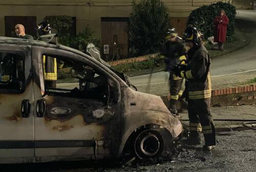 Jesi: incendio di un furgone, disagi in centro 