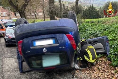 Ostra Vetere, perde il controllo dell’auto e si ribalta