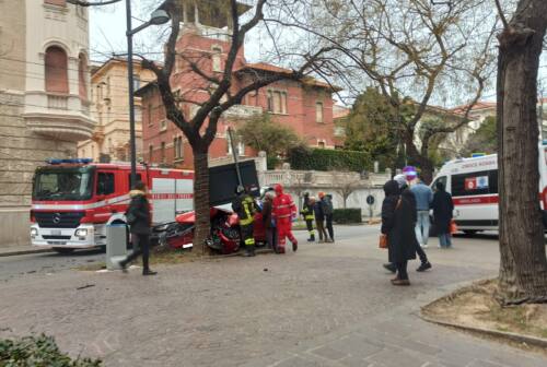 Ancona, paura al viale della Vittoria: scontro tra auto, una finisce contro un albero