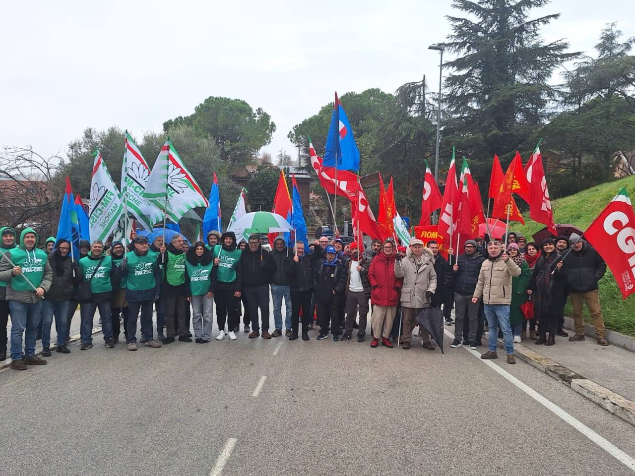 Lo sciopero dei metalmeccanici a Macerata davanti alla sede di Confindustria, in via Weiden (Foto: Cgil Macerata)