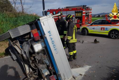 Monsano, incidente stradale: si ribalta motocarro. Il conducente estratto dai vigili del fuoco