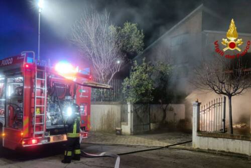 Paura a Monterubbiano, garage a fuoco nella notte