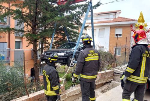 Palombina, auto sfonda il muretto e piomba nel giardino