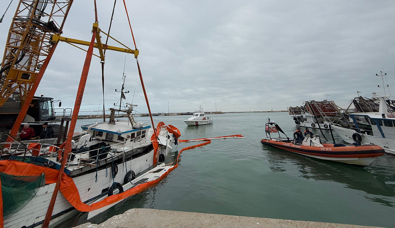 San Benedetto del Tronto, in corso il recupero del motopesca San Gerardo