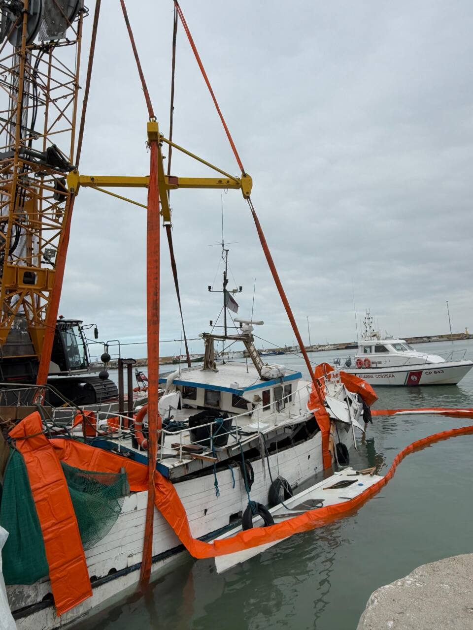 San Benedetto del Tronto, in corso il recupero del motopesca San Gerardo