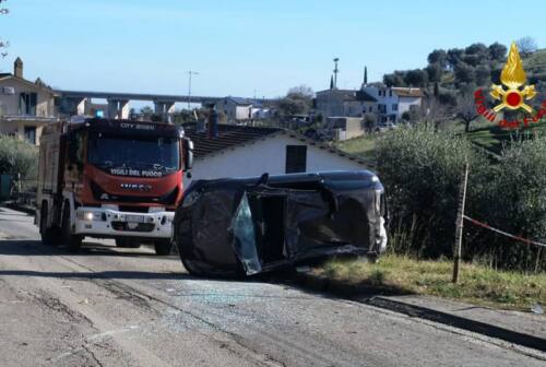 Paura a San Benedetto: auto si ribalta sulla carreggiata