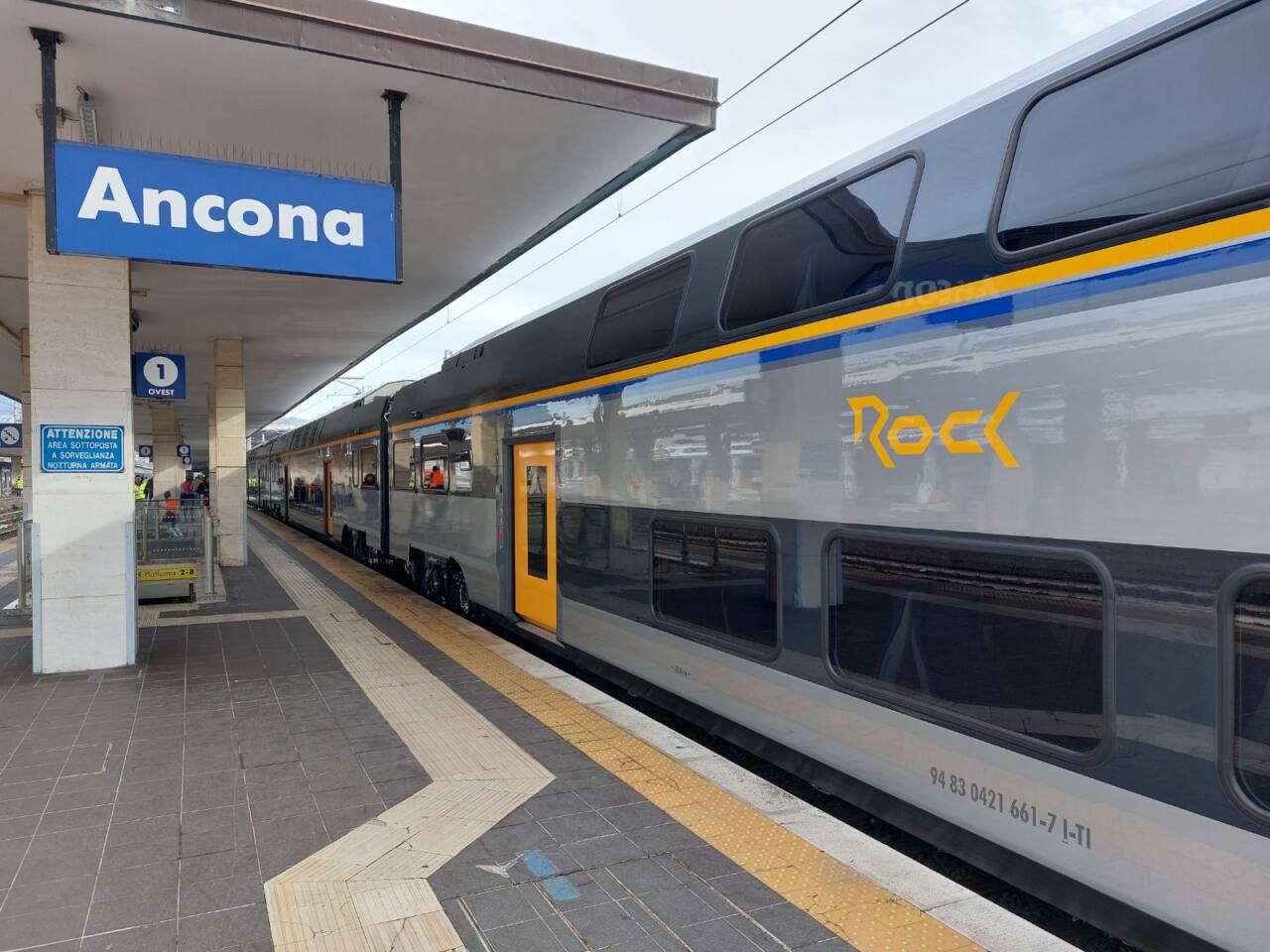 Ancona, taglio del nastro per il nuovo treno multipiano elettrico in viaggio nelle Marche