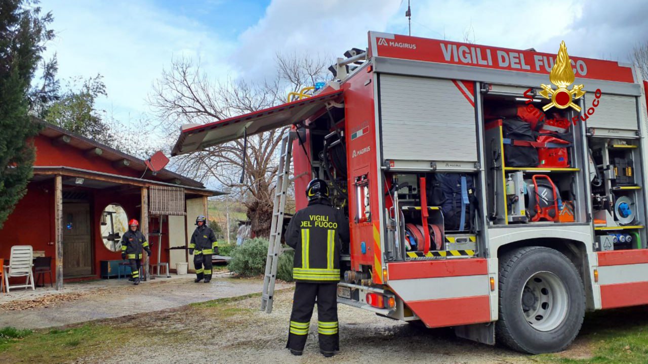 L'intervento dei vigili del fuoco a Ostra Vetere